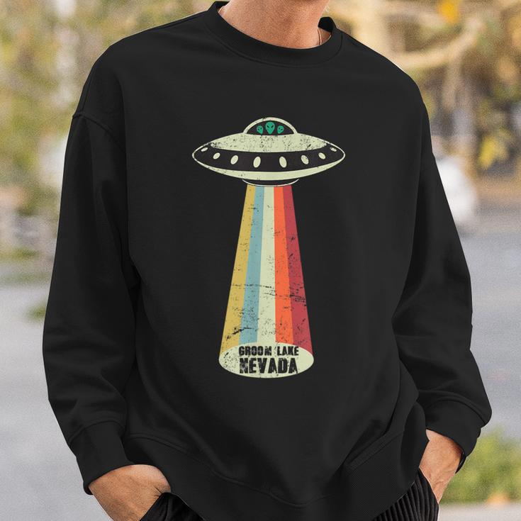 グルームネバダ湖レトロトップシークレットエリア 51 Ufo Uap エイリアン スウェットシャツ 彼への贈り物