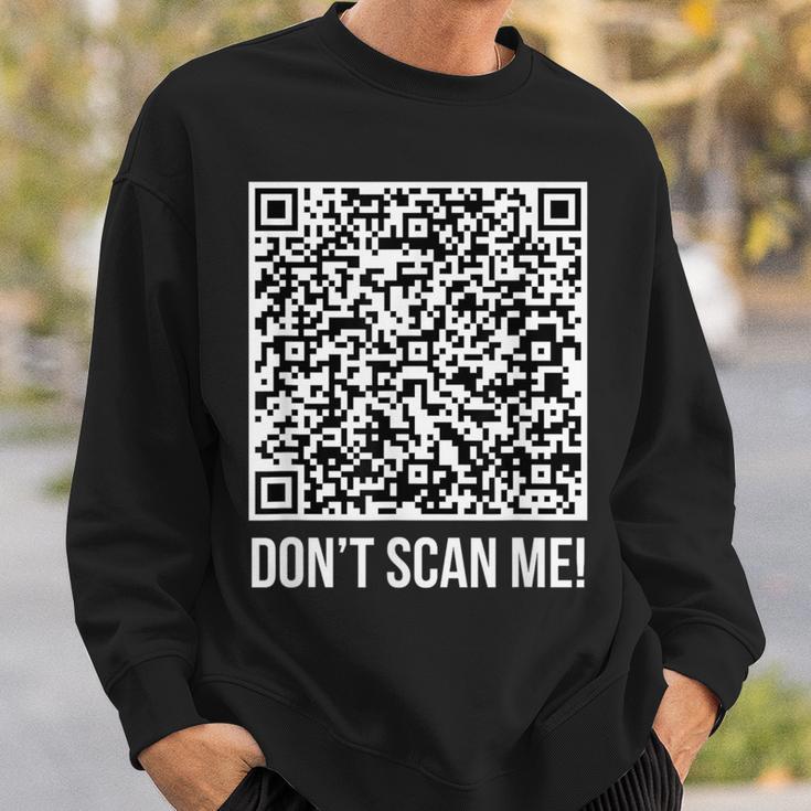 スキャンしないで！Qr スキャン・ミー・ジョーク・ファニー・ミドル・フィンガー スウェットシャツ 彼への贈り物