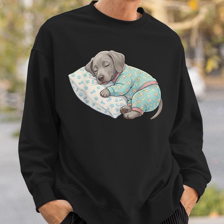 パジャマで寝ているかわいいワイマラナー犬就寝アート スウェットシャツ 彼への贈り物