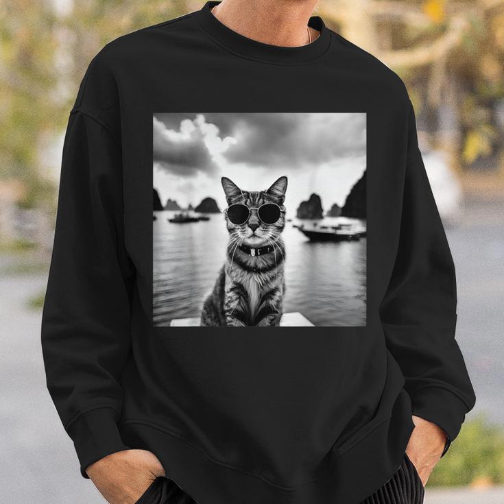 ベトナムのハロン湾でサングラスをかけた猫 スウェットシャツ 彼への贈り物