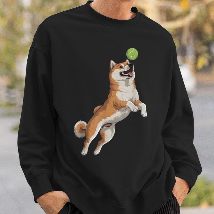 遊び心のある柴犬フェッチ追いかけテニスボール スウェットシャツ 彼への贈り物