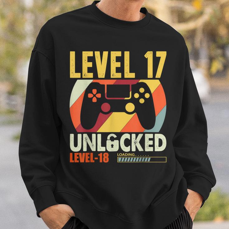 面白い17歳の誕生日 17歳 ギフト レベル17 アンロック スウェットシャツ 彼への贈り物