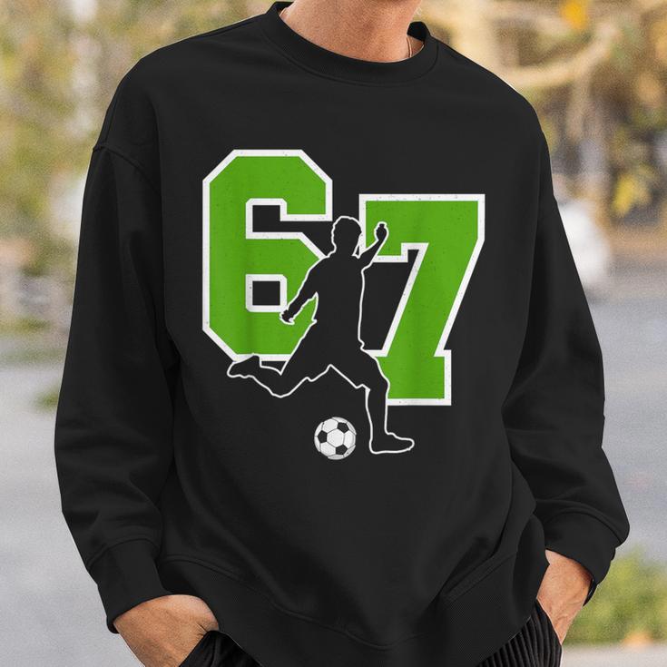 面白い67サッカー選手シックスセブンサッカースポーツチーム スウェットシャツ 彼への贈り物