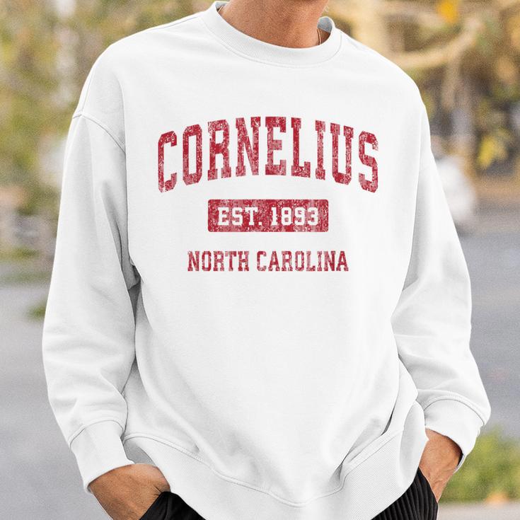 Cornelius North Carolina Nc ビンテージスポーツデザイン レッドデザイン スウェットシャツ 彼への贈り物