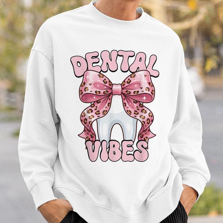 Dentalibes 歯 ピンク ヒョウ柄 弓 歯科医 スウェットシャツ 彼への贈り物