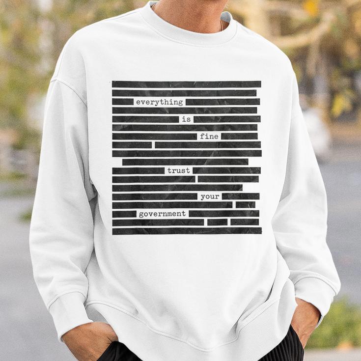 Everything Is Fine Trust Your Government 2026 スウェットシャツ 彼への贈り物
