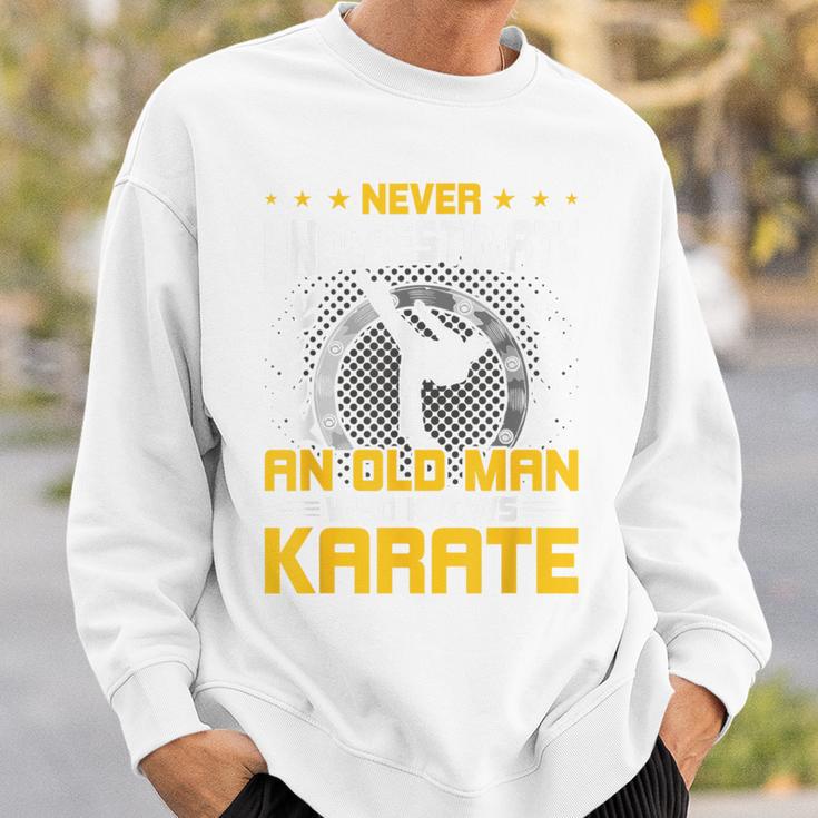 Never Underestimate An Old Man Who Know Karate スウェットシャツ 彼への贈り物