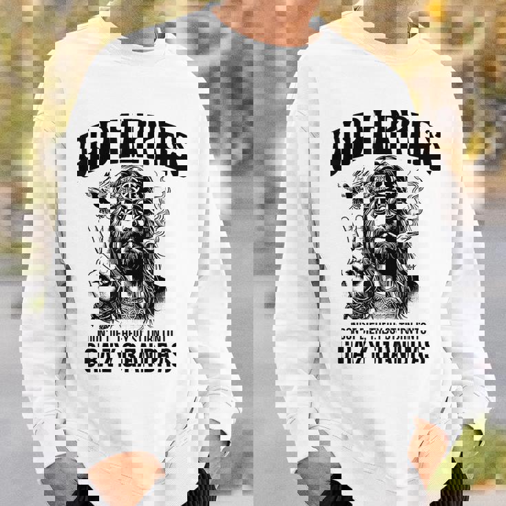 Old Hippies Don't Die They Turn Into Crazy Grandpas スウェットシャツ 彼への贈り物