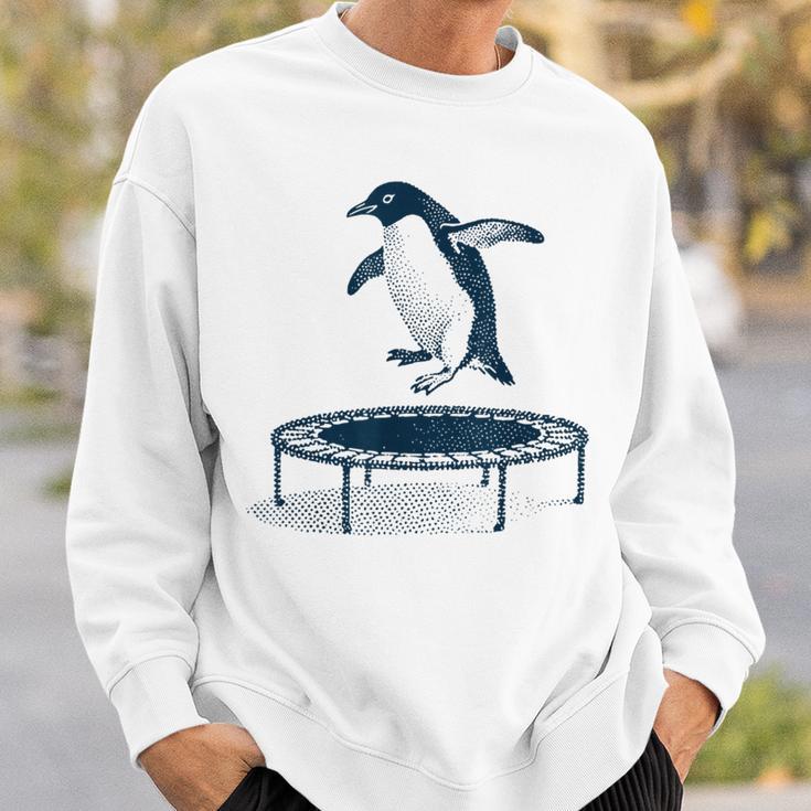 面白いペンギンがトランポリンでジャンプ スウェットシャツ 彼への贈り物