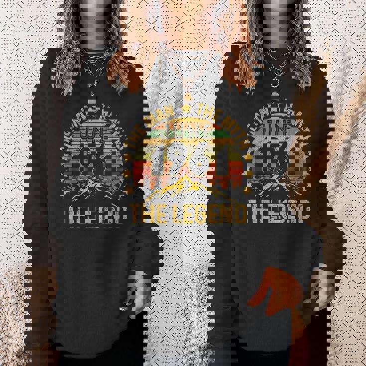 60 Years Old Birthday The Man Myth Legend 1961年6月 スウェットシャツ 彼女への贈り物