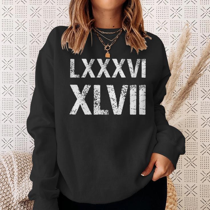 8647 ローマ数字 抗議ヴィンテージアンティーク調 Lxxxvi Xlvii スウェットシャツ 彼女への贈り物