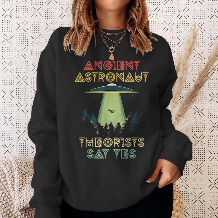 Ancient Astronaut Theoristsay Yes Alien Head Theorist スウェットシャツ 彼女への贈り物