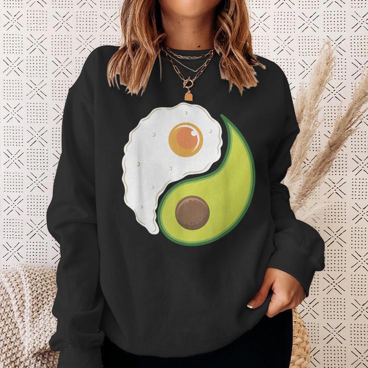 Avocado And Eggs Keto Diet Healthy Eating Yin Yang Yin Yang スウェットシャツ 彼女への贈り物