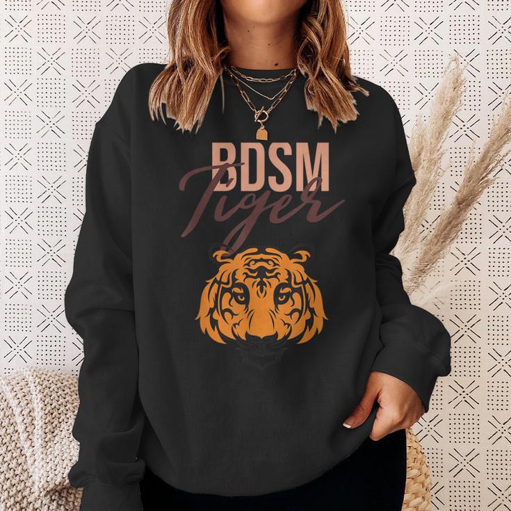 Bdsmインストラクタータイガーマスターボンデージギフト。 スウェットシャツ 彼女への贈り物