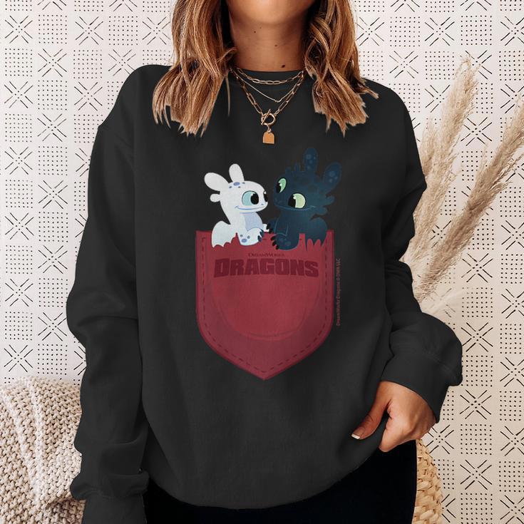 Dreamworks Dragons Light Fury & Night Fury Faux Pocket スウェットシャツ 彼女への贈り物