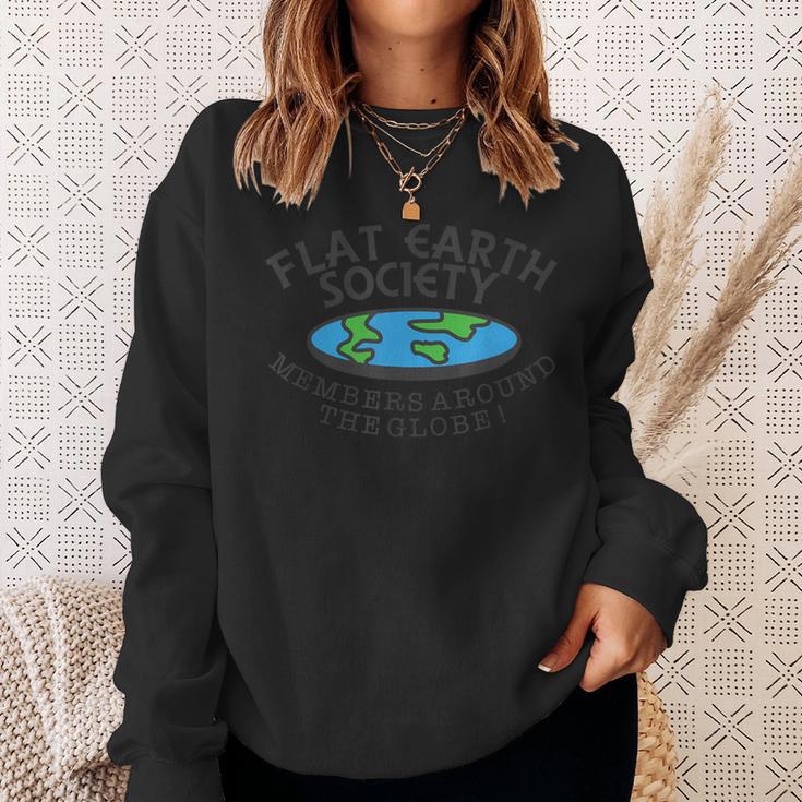 Flat Earthociety Members Around The Globe ジョーク スウェットシャツ 彼女への贈り物