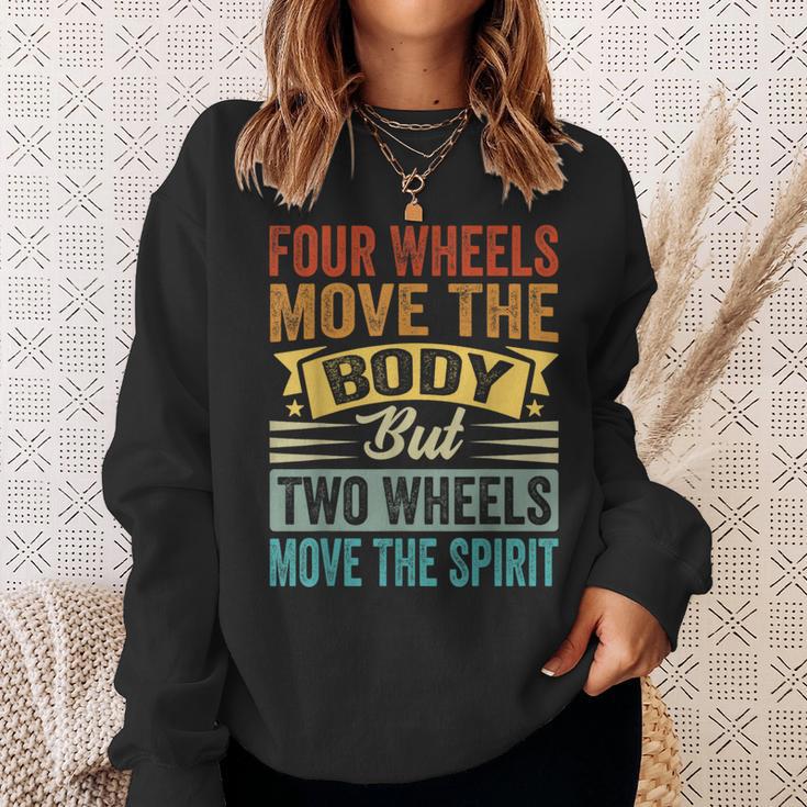 Four Wheels Move The Body But Two Wheels Move Thepirit スウェットシャツ 彼女への贈り物
