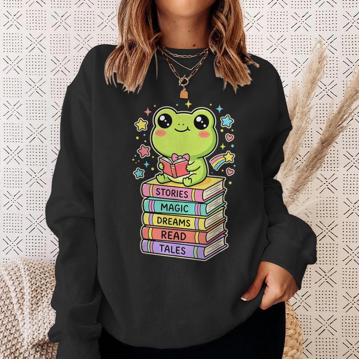 Frog Reading Books Bookworm Librarian Sweatshirt Gifts for Her Frog Reading Books Bookworm Librarian Sweatshirt Gifts for Her