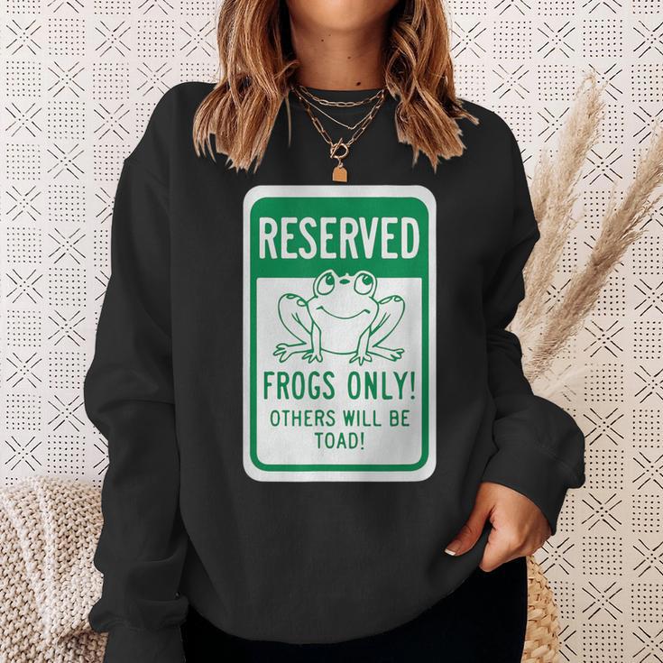 Frogs OnlyOthers Will Be Toad- Frog Pun スウェットシャツ 彼女への贈り物