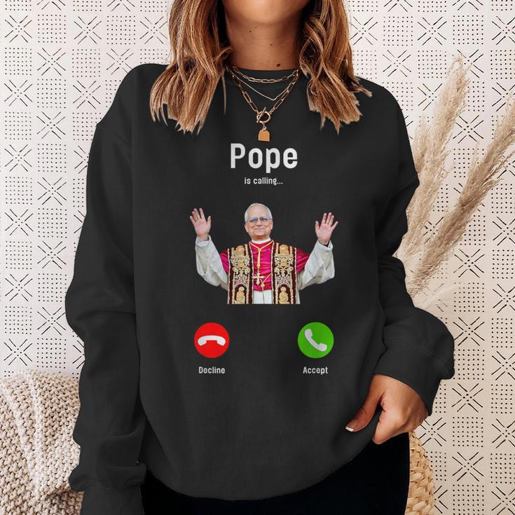 Pope Leo Xiv Is Calling Catholic Humor メンズ レディース スウェットシャツ 彼女への贈り物