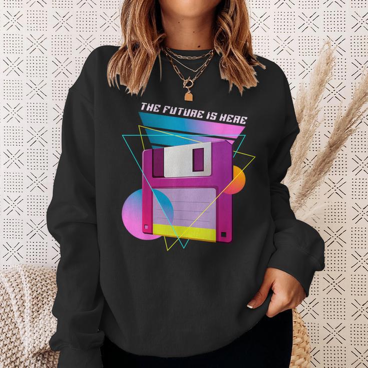 The Future Is Here フロッピーディスクディスクディスクレトロ80年代vaporwave スウェットシャツ 彼女への贈り物