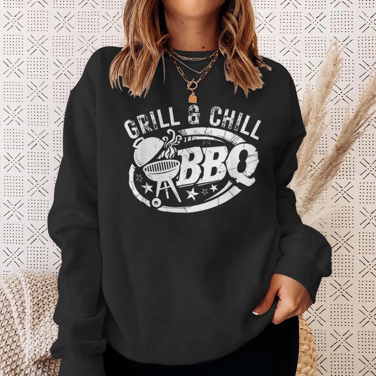 Grill And Chill おもしろbbqバーベキューシェフ 肉料理人 スウェットシャツ 彼女への贈り物
