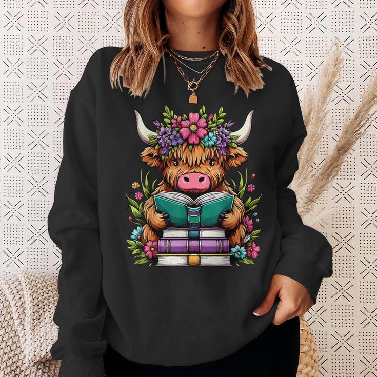 Highland Cow Book Floral Bookworm Sweatshirt Gifts for Her