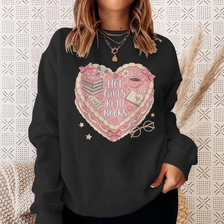 Hot Girls Read Books Cute Heart Graphic Sweatshirt Gifts for Her Hot Girls Read Books Cute Heart Graphic Sweatshirt Gifts for Her