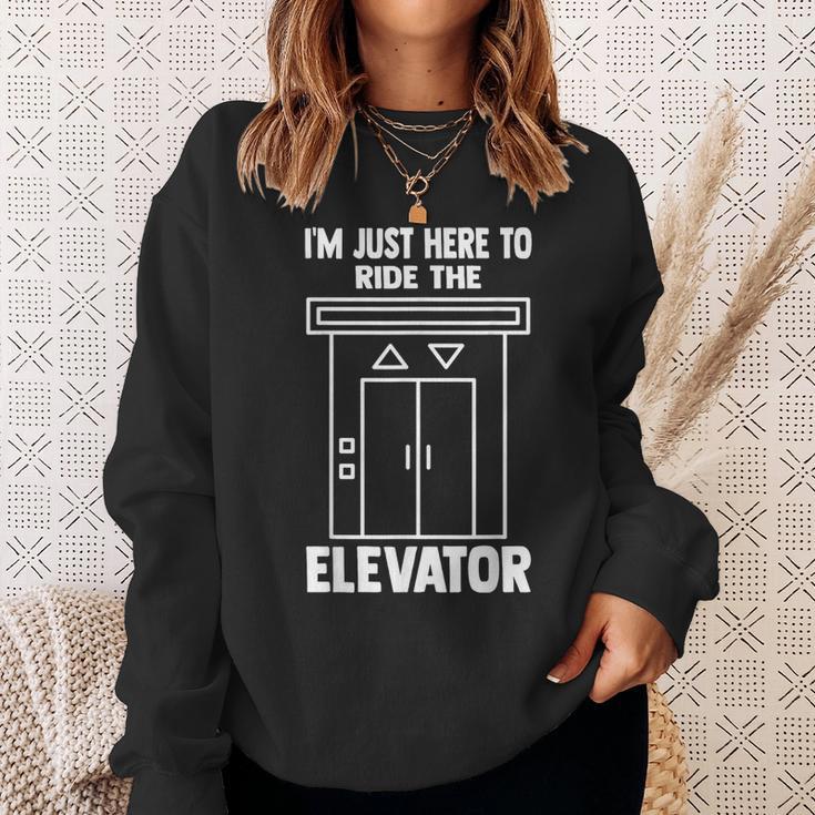 I'm Just Here To Ride The Elevator おもしろ引用エレベーター スウェットシャツ 彼女への贈り物