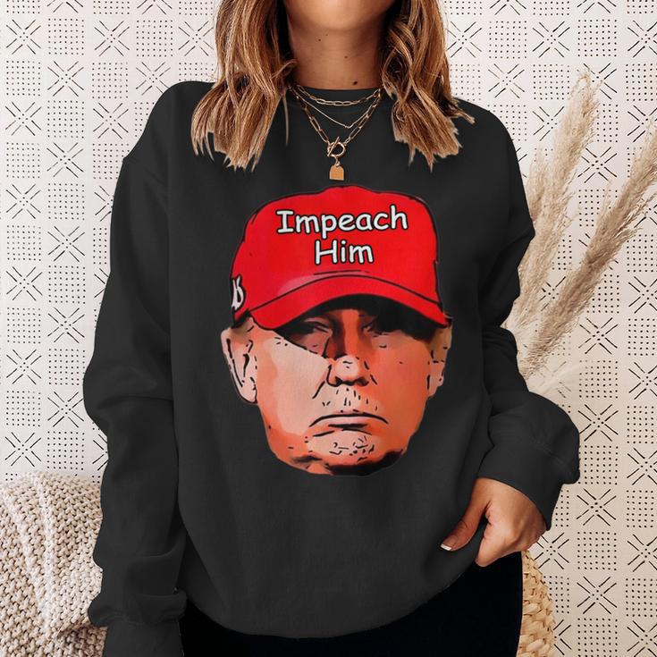 Impeach Trumptupid レッドキャップ ジョーク 民主党員 Usa 弾丸 スウェットシャツ 彼女への贈り物