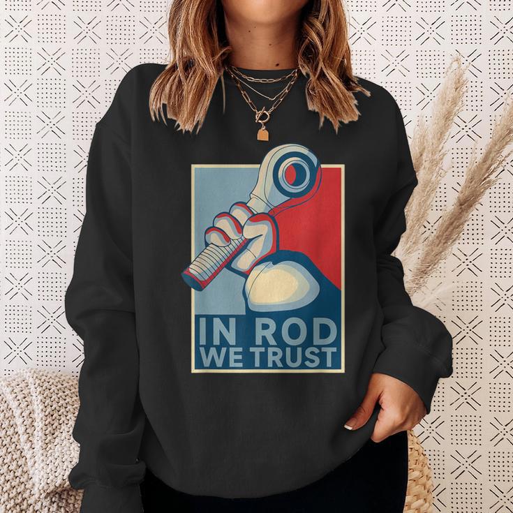 In Rod We Trust-ハイムジョイントレースカーロッククローラー スウェットシャツ 彼女への贈り物