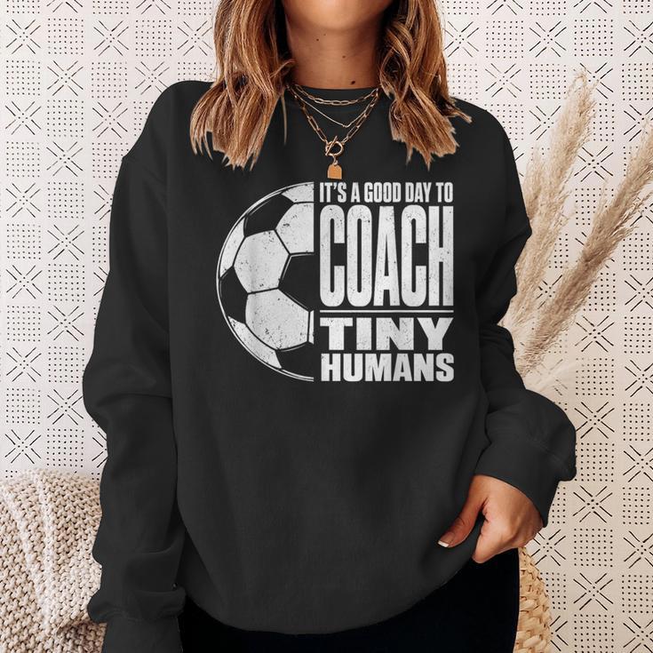 It's A Good Day To Train Tiny Humans サッカー ミニマリスト スウェットシャツ 彼女への贈り物