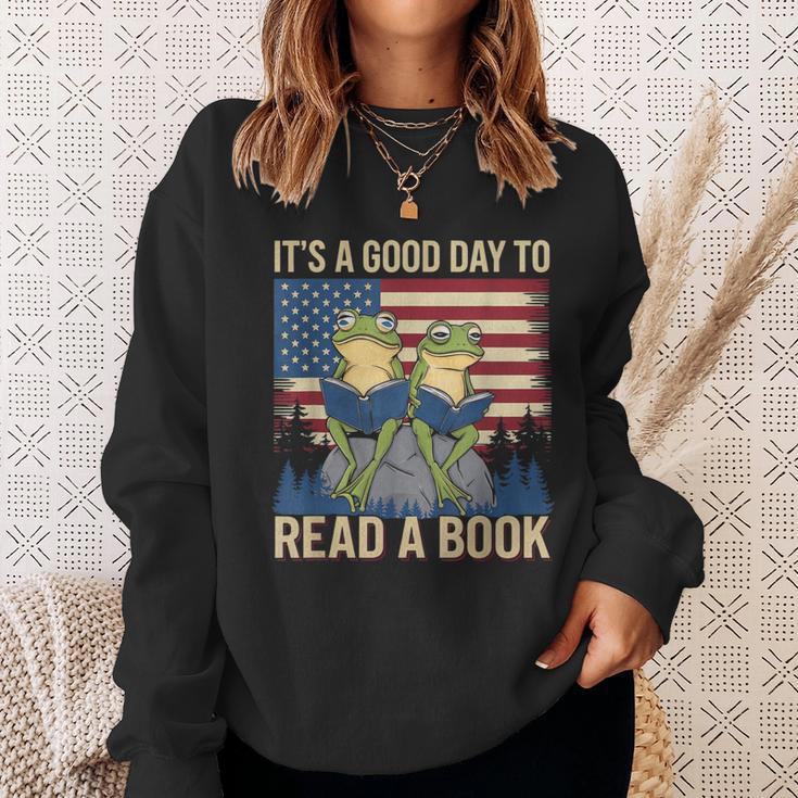 It's A Good Day To Read A Book Frog Vintage USA FLag Sweatshirt Gifts for Her