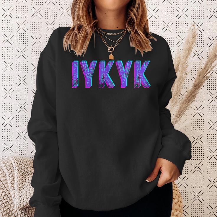 Iykyk Inside Joke In The Know If You Know You Know You Know ユーモア スウェットシャツ 彼女への贈り物