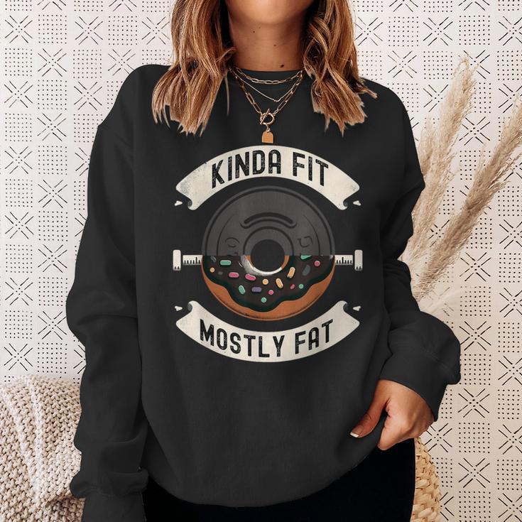 Kinda Fit Mostly Fat Fitness 面白いジムワークアウト スウェットシャツ 彼女への贈り物