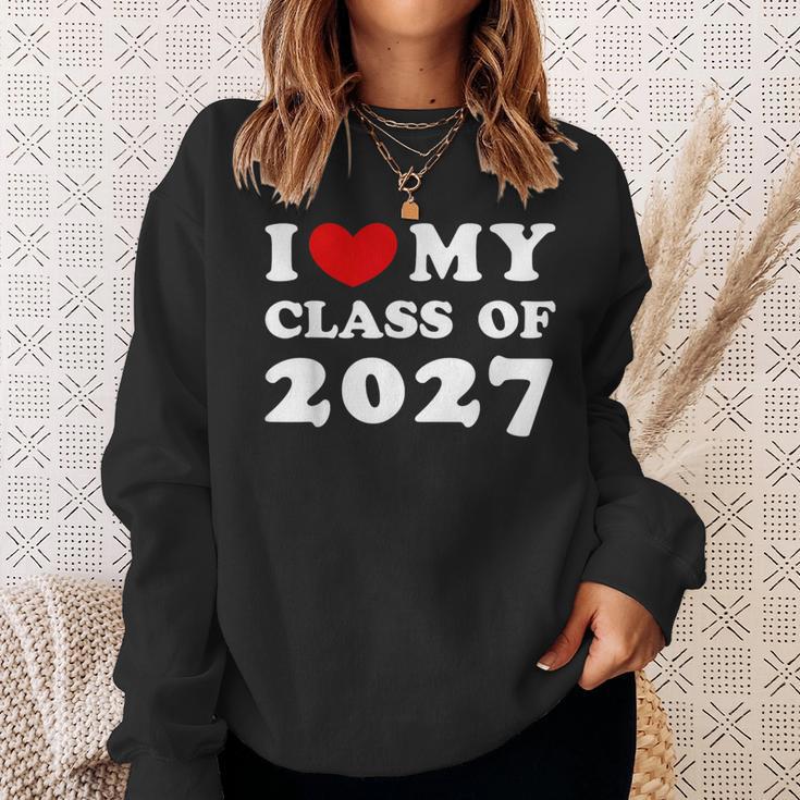 I Love My Class Of 2027 私は2027年のクラスが大好きで、2027年のクラスが好きです スウェットシャツ 彼女への贈り物