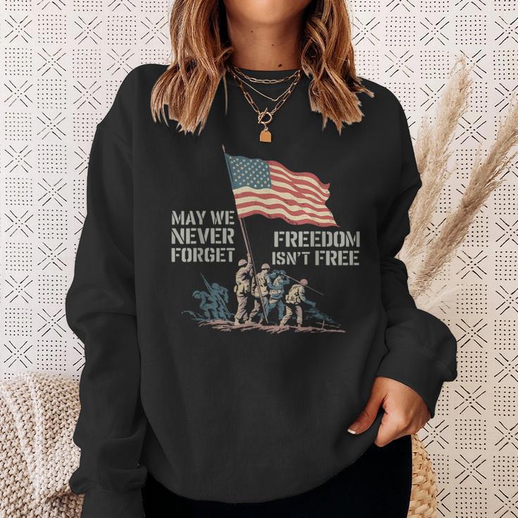 May We Never Forget Freedom Isnt Free アメリカ国旗 ベテラン スウェットシャツ 彼女への贈り物