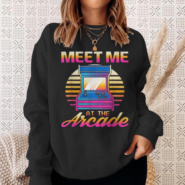 Meet Me At The Arcade Gameraporwave レトロビデオゲーム ゲーマービデオゲーム スウェットシャツ 彼女への贈り物
