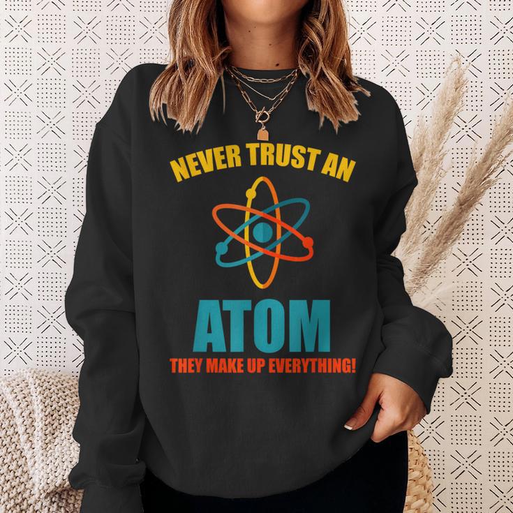 Never Trust An Atom グラフィック皮肉tシャツ スウェットシャツ 彼女への贈り物