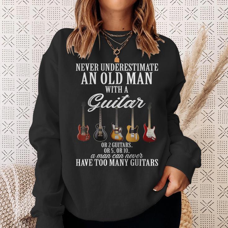 Never Underestimate An Old Man With A Guitar スウェットシャツ 彼女への贈り物