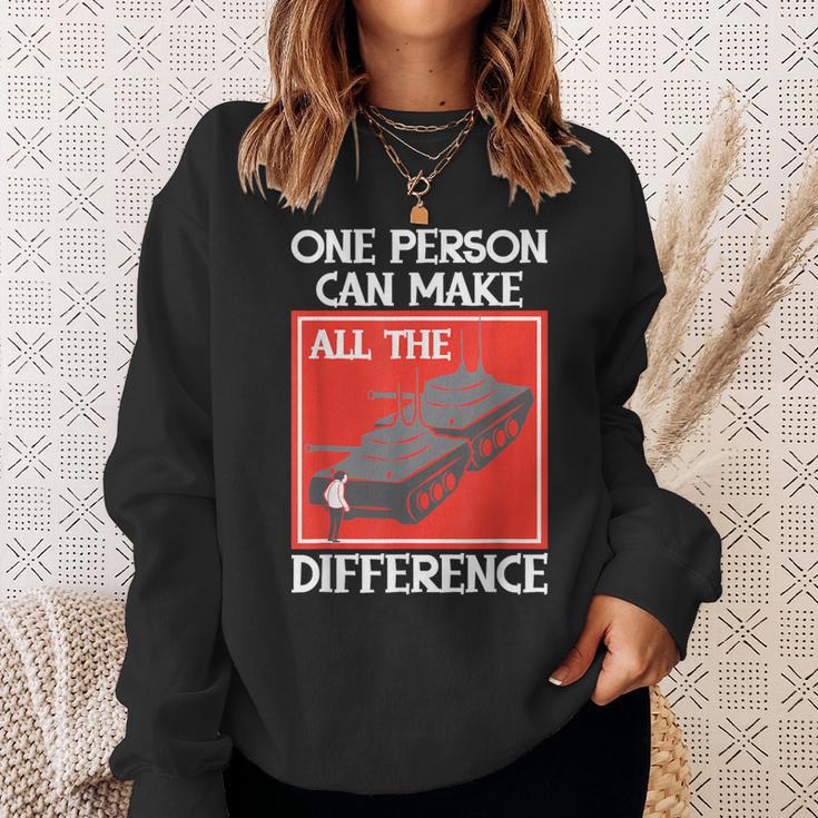 One Person Can Make A Difference Tiananmen タンクマン スウェットシャツ 彼女への贈り物