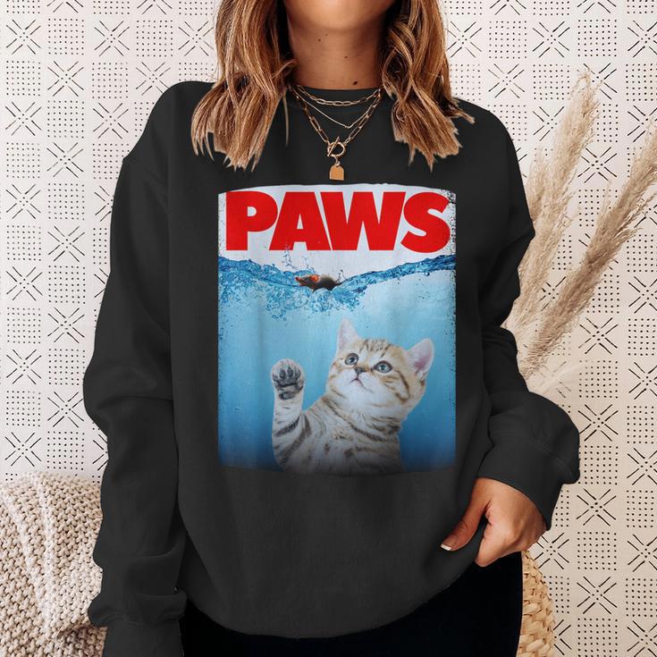 Paws Parody Cat Chasing A Cutecared Mouse Cat Lover スウェットシャツ 彼女への贈り物