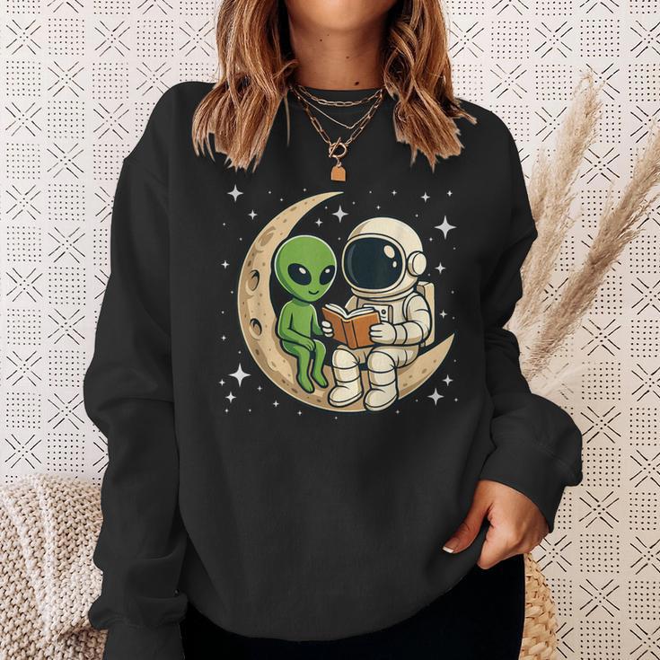 Reading Astronaut & Alien Reading Bookworm Reader Sweatshirt Gifts for Her