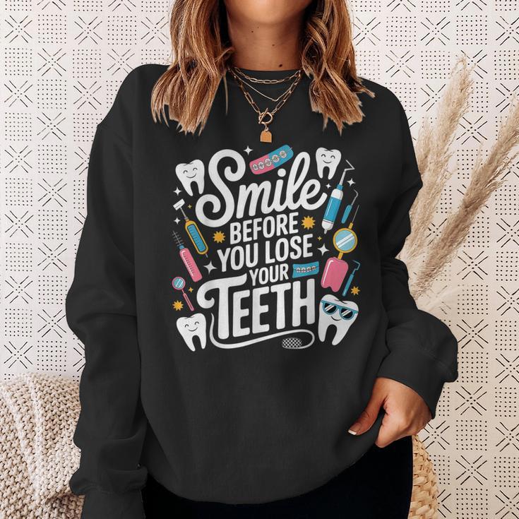 Smile Before You Lose Your Th 歯医者のジョーク スウェットシャツ 彼女への贈り物