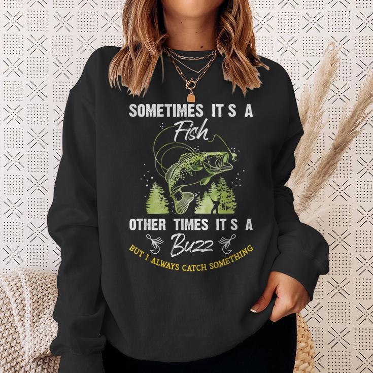 Sometimes Its A Fish Buzz Fishing Lover 漁師のギフト スウェットシャツ 彼女への贈り物