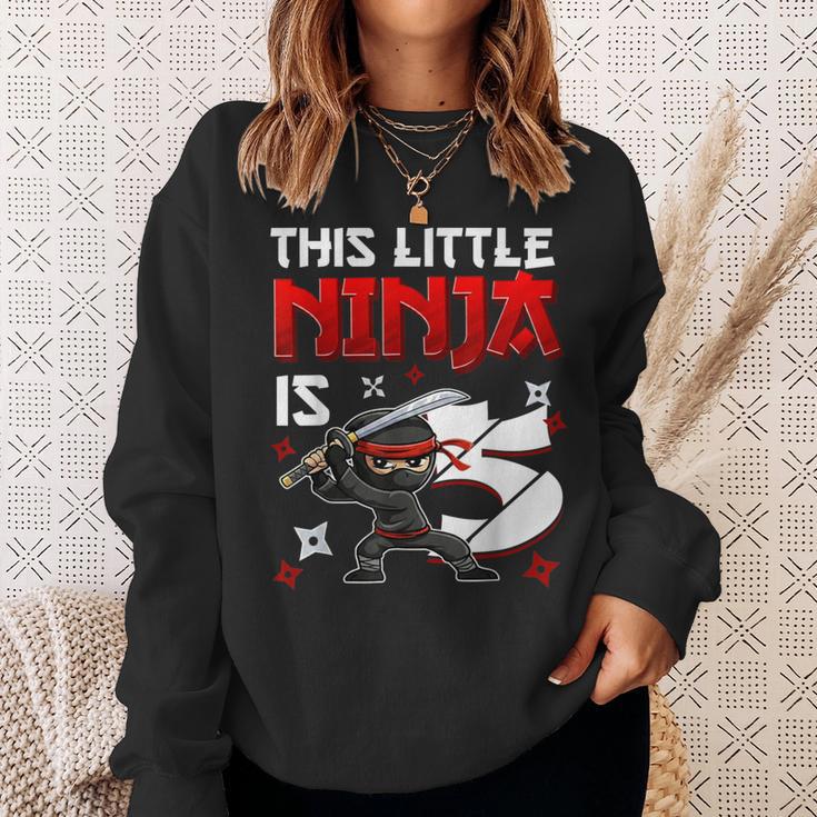 This Little Ninja Is 5歳 5歳の誕生日 忍者 男の子 キッズ スウェットシャツ 彼女への贈り物