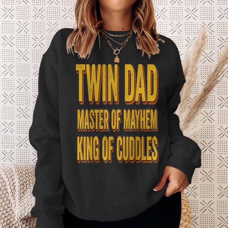 Twin Dad 父の日 ツインダッド メイヘムのマスター 抱きしめる王様 スウェットシャツ 彼女への贈り物