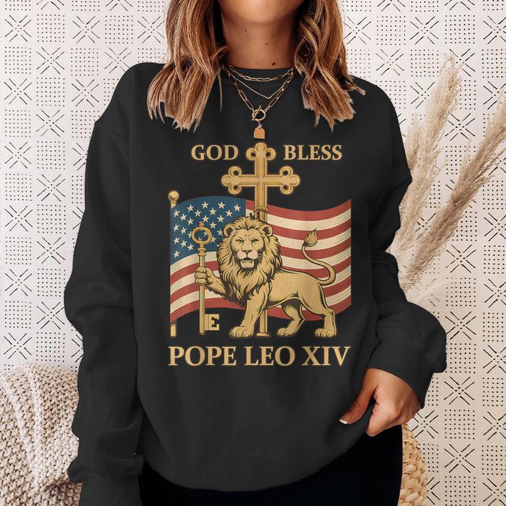 Vatican Pope Leo Xiv God Bless Pope Leo Xiv スウェットシャツ 彼女への贈り物