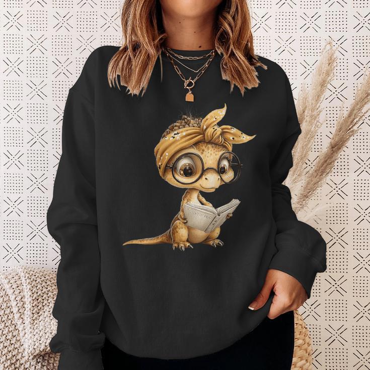 Women's Baby Lizard Small Book Reading Reptile Graphic Portrait Sweatshirt Gifts for Her Women's Baby Lizard Small Book Reading Reptile Graphic Portrait Sweatshirt Gifts for Her