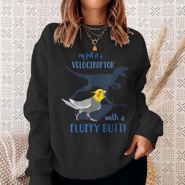 わたしのペットはふわふわお尻オカメインコの鳥を持ったベロキラプトル スウェットシャツ 彼女への贈り物